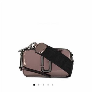 Marc Jacobs Patent Camera Crossbody Bag in Dusty Rose with Black Strap